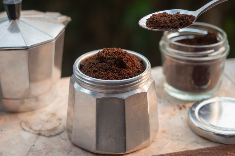 CAFFE CON LA MOKA MONTAGNETTA SI O MONTAGNETTA NO 03